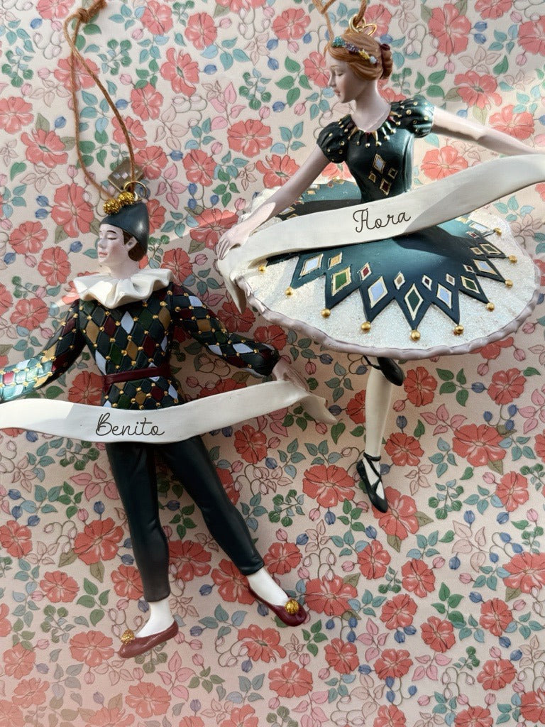 Julpynten Harlekin och Ballerina på blommigt tyg