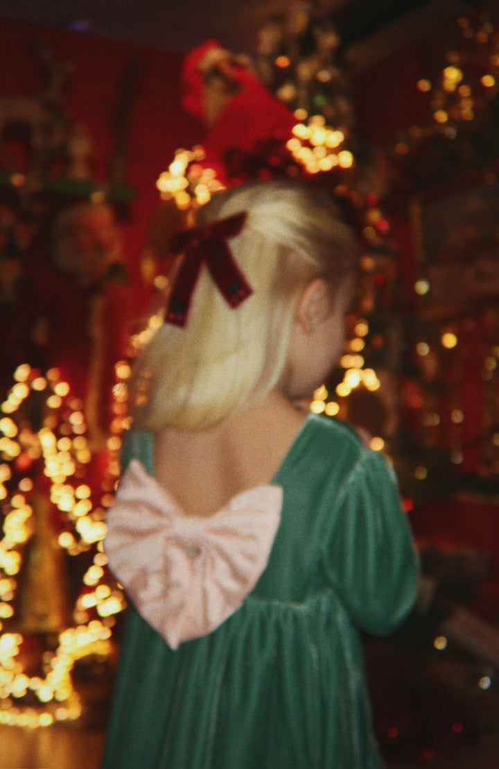 Barn med Juliette-rosettspänne från Konges Slöjd, julstyling
