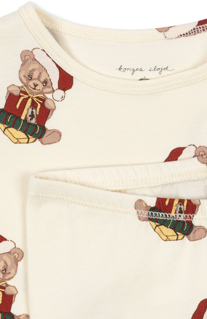 Närbild på halsringningen och nallemönstret på Basic-setet Teddy Bear