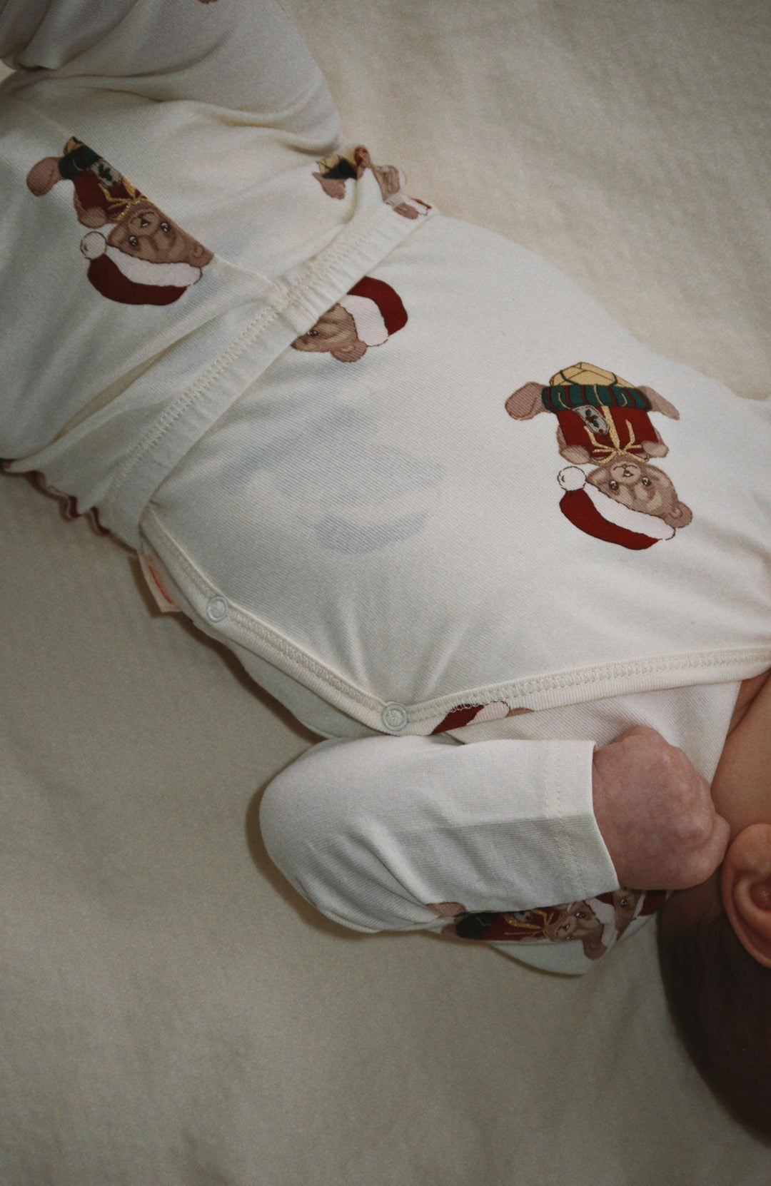 Bebis i newbornsetet Teddy Bear från Konges Slöjd, helfigur