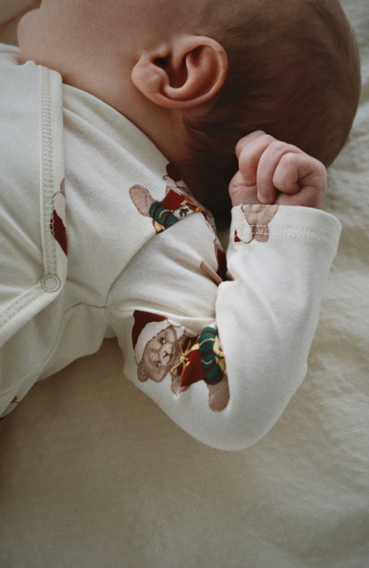 Bebis i Basic newbornset Teddy Bear från Konges Slöjd